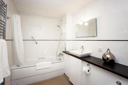 布里奇沃特The Walnut Tree Hotel的白色的浴室设有水槽和淋浴。