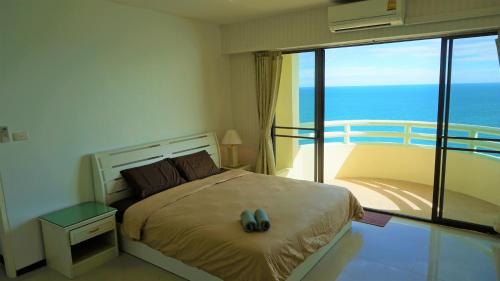 班佩罗勇卡度查VIP公寓427的一间卧室设有一张床和一个海景阳台