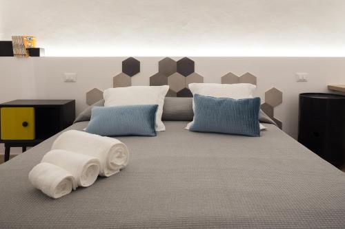 莫诺波利B22 - COMFY BEAUTIFUL LOFT的卧室内的一张带枕头的大床