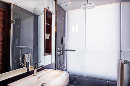 贝鲁特华威石55号贝鲁特酒店的一间带水槽和淋浴的浴室