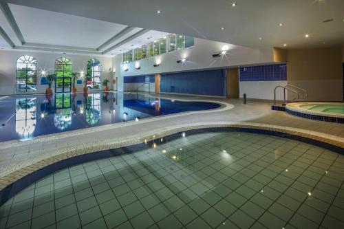 克兰维斯特格鲁弗酒店的一座带游泳池的大楼内的大型游泳池