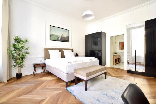 布达佩斯Luxury Apartment by Hi5 - Bazilika Suite的白色卧室配有床和桌子