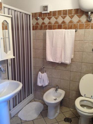 GalloB&B La Casa Vecchia的一间带卫生间和水槽的浴室