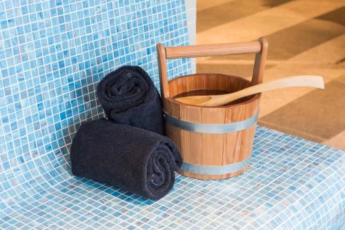 阿姆斯特尔芬阿姆斯多芬服务式公寓酒店的浴室提供2条毛巾和垃圾桶