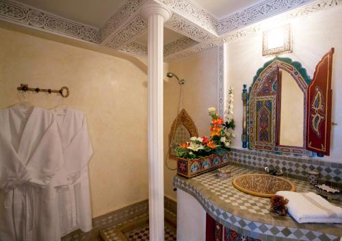 非斯瑞德费斯肯特尼酒店的一间带水槽和镜子的浴室