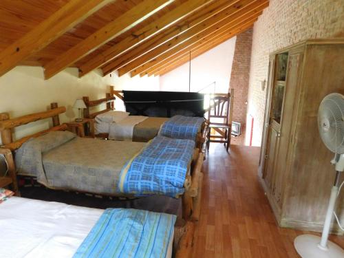 乌拉圭河畔康塞普西翁Cabañas Tierra Linda的客房设有四张床和风扇。