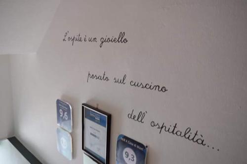 圣科斯坦佐迪梅尔住宿加早餐旅馆的墙上的标语,上面写着字条