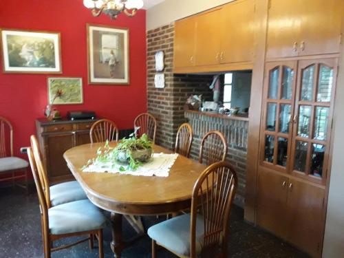 罗萨里奥Chalet de las Tejas的一间带木桌和椅子的用餐室