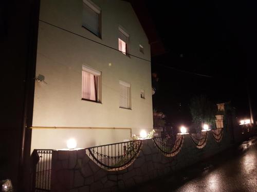 萨拉热窝Guest house Dinka的一座建筑,晚上有灯