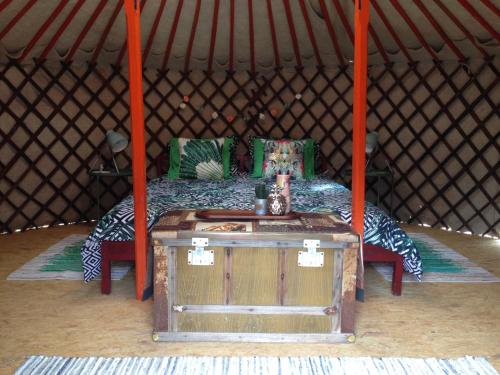 卡尔塔马法哈拉庄园露营地的圆顶帐篷内的一张床位,配有木桌