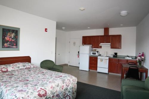 GoldendalePonderosa Motel汽车旅馆的酒店客房带一张床和一个厨房