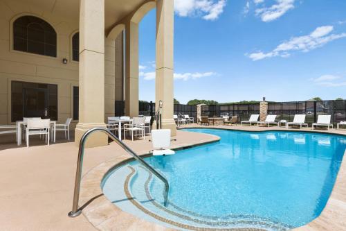 德克萨斯州休斯顿西北部卡尔森乡村酒店及套房内部或周边的泳池