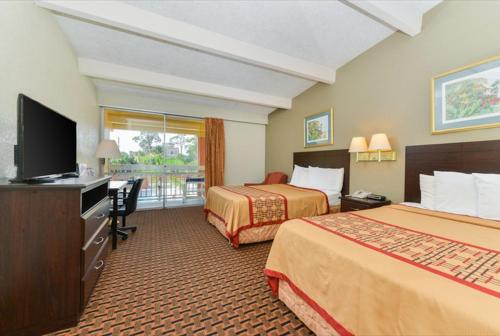 萨拉索塔萨拉索塔美国最有价值旅馆的酒店客房设有两张床和一台平面电视。