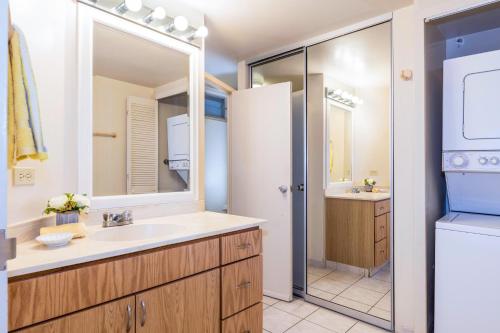 檀香山威基基海岸305号（海滨/阳台）公寓的一间带水槽和冰箱的浴室