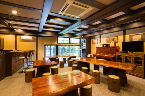 京都松叶家旅馆的大房间设有木桌和凳子