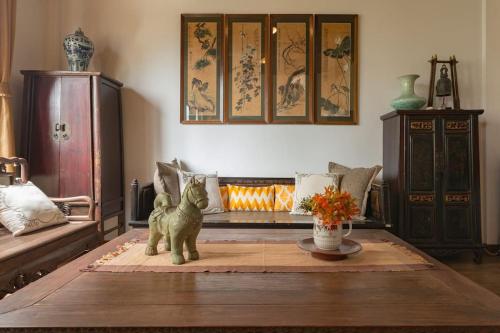 曼谷工匠的古董屋 - 席隆的客厅设有壁炉和猫雕像