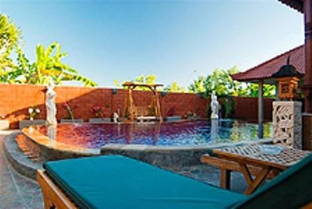 塞米亚克梅里基公寓酒店的一个带桌子和长凳的大型游泳池