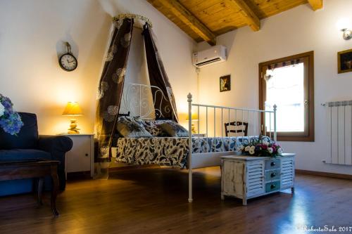 塞博尔加莫纳奇特姆普拉瑞农家乐的客厅配有床和沙发