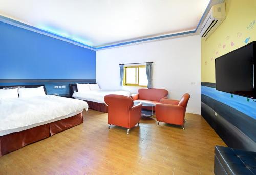 垦丁大街垦丁星栈888旅店的酒店客房设有两张床和一台平面电视。