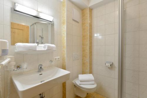 迈尔霍芬迈尔霍芬帕斯特酒店的一间带水槽、卫生间和淋浴的浴室