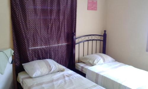 格罗斯岛特别地方旅馆的一间卧室设有两张床,窗户配有窗帘