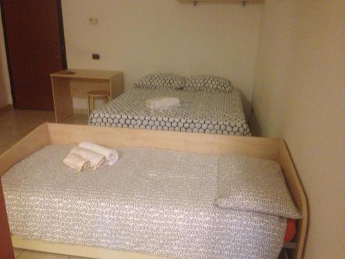 帕维亚Mood - Nice One的小卧室配有两张带毛巾的床