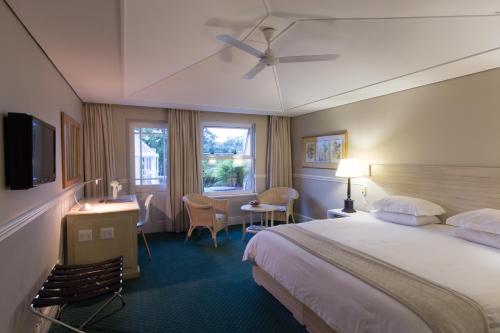 东伦敦魁瑞湖旅馆的酒店客房,配有床和电视