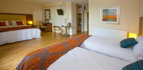 卡里克马克罗斯雪利亚姆斯酒店的酒店客房设有两张床和一张桌子。