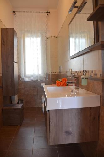 奥古斯塔Il Mare do Zu Pippo的一间带水槽和淋浴的浴室