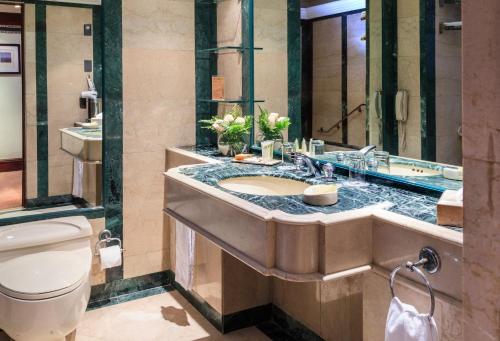 圣地亚哥三藩市广场酒店的一间带水槽和卫生间的浴室