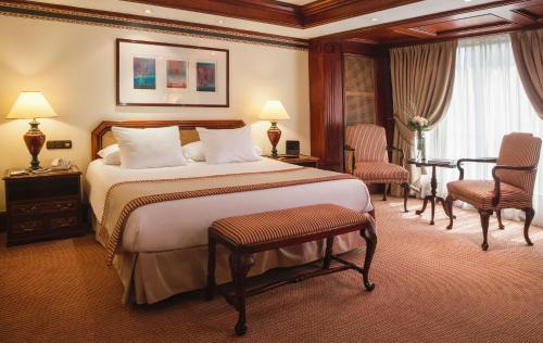 圣地亚哥三藩市广场酒店的酒店客房带一张床、一张桌子和椅子
