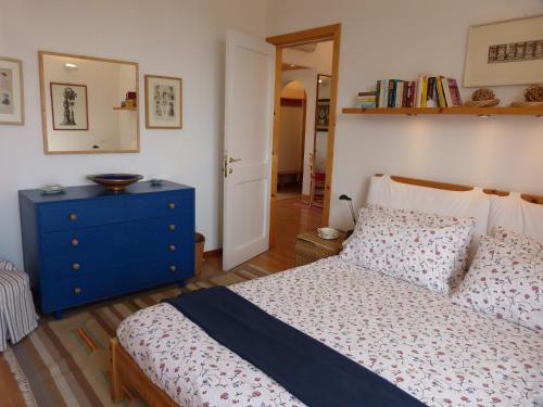 基亚瓦里Garden Lodge的一间卧室配有一张床和一个蓝色梳妆台