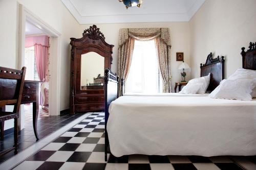 莫迪卡Dimora Birullà的一间卧室设有一张大床和一个 ⁇ 格地板
