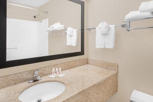 马歇尔敦速8马歇尔酒店的浴室配有盥洗盆、镜子和毛巾