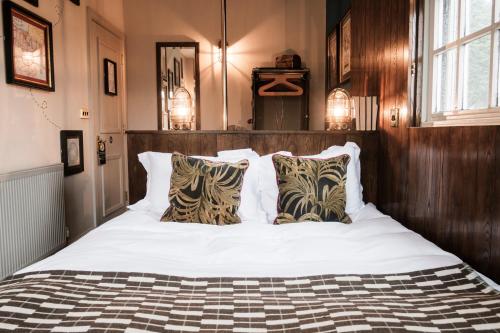伦敦富勒飞行员酒店的一间卧室配有带白色床单和枕头的床。