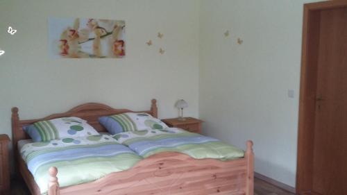 KleingießhübelFerienwohnung Bergblick的一间卧室配有一张带木制床头板的床