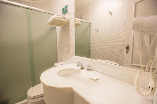 索罗卡巴索罗卡巴伊帕内玛酒店的一间带水槽、卫生间和镜子的浴室