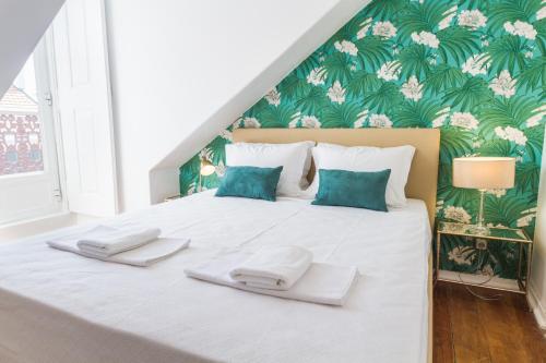 里斯本领城市阁楼里旅馆的一间卧室配有一张大床和两条毛巾