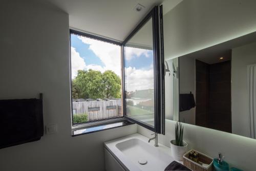 HerzeleQ Studio的浴室设有窗户和白色水槽