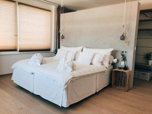 巴塞尔巴塞尔奥威活力城市公寓的一间卧室配有带白色床单和枕头的床。
