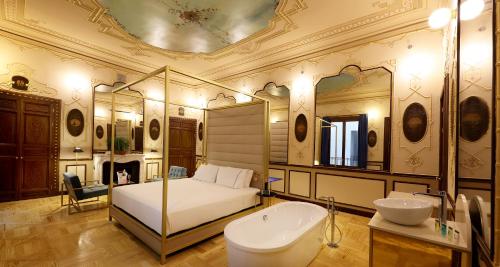 马德里马德里阿克塞尔酒店 - 仅限成人的一间卧室配有一张床、一个浴缸和一个水槽
