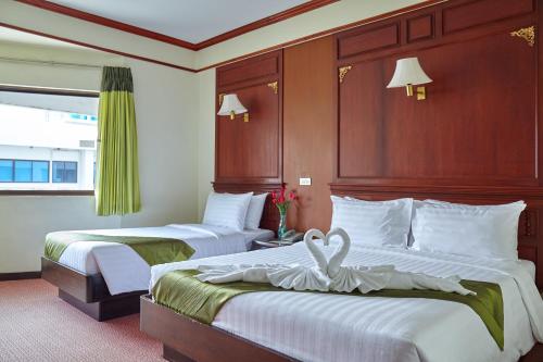 曼谷MIDO Hotel的酒店客房带两张床,心灵