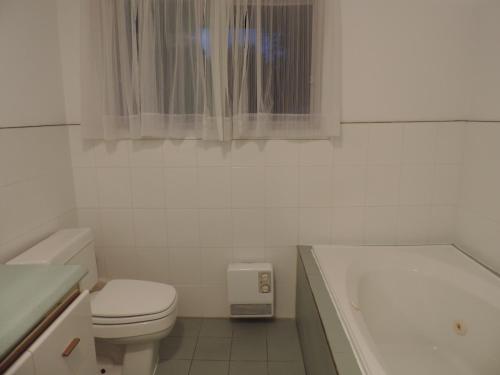 加蒂诺范妮和马克西姆民宿的白色的浴室设有卫生间和浴缸。