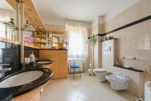 阿科B&B agli Ulivi的一间带两个盥洗盆和卫生间的浴室