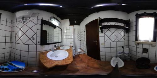 San MicheleAurelio Rapillo的浴室设有2个水槽和镜子