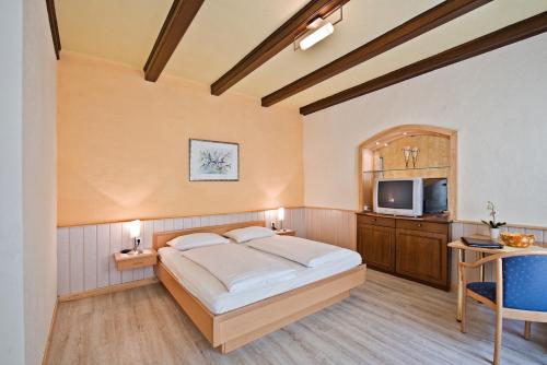 格赖因玛莎膳食公寓酒店的一间卧室配有一张床和电视