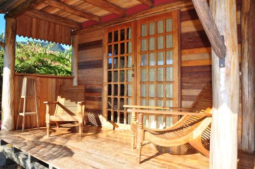 BaezaKopal的小木屋的门廊配有摇椅