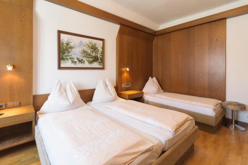 因斯布鲁克陶特曼酒店的一间酒店客房,内配两张床