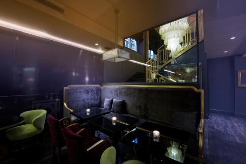 罗马罗马HT6酒店的一间拥有紫色墙壁和桌椅的用餐室
