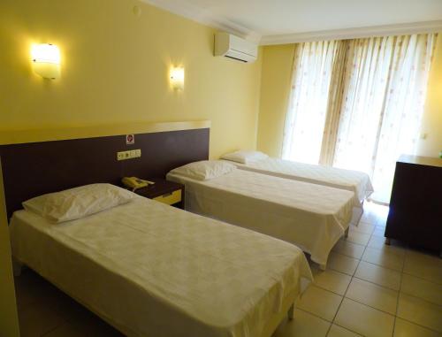 阿拉尼亚克列奥帕特拉酒店的酒店客房设有两张床和窗户。